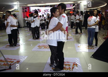 Pattaya, Thailand. 14 Februar 2014. Paare umarmen während eines Wettbewerbs für die 'Welten längste umarmt Marathon"vor Valentines Day. Die "Welten längste umarmt Marathon" am Valentinstag in Pattaya organisiert von Ripleys Believe It or Not. Sechsundzwanzig Paare gemacht die neue Welten längste umarmt Marathon "bei 26 Stunden 26 Minuten 26 Sekunden. Bildnachweis: John Vincent/Alamy Live-Nachrichten Stockfoto