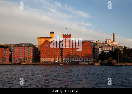 Gebäude der Stadt und Seenlandschaft während der Dämmerung in Stockholm, Schweden. Stockfoto