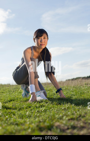 Junge Frau, die Vorbereitung für Lauf Stockfoto