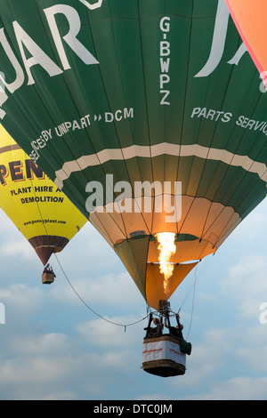 Zwei Luftballons auf Bristol International Balloon Fiesta 2012 aufsteigend Stockfoto