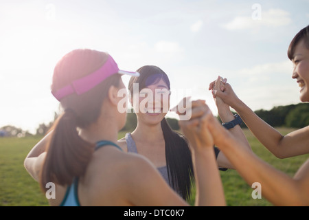 Drei junge Läuferinnen immer einsatzbereit Stockfoto