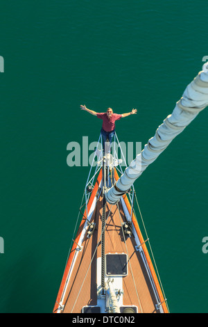 Älteren Mann gesehen Segeln von oben mit Arme ausgestreckt, San Diego, Kalifornien, USA Stockfoto