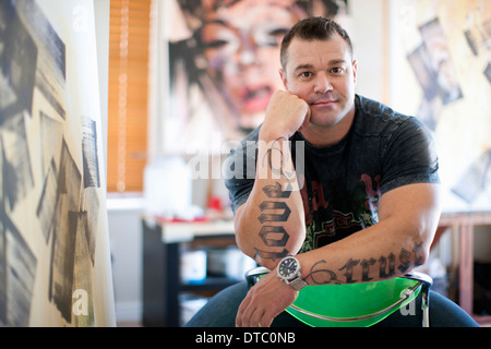 Porträt von Reifen männlichen Künstler im Studio sitzen Stockfoto