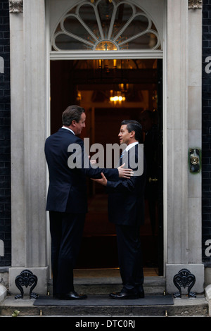 Britische Premierminister David Cameron (L) grüßt mexikanische Präsident Enrique Peña Nieto Stockfoto