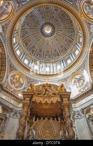 Rom, Italien - 21. März 2012: Baldachin von Bernini und Kuppel in der Basilica di San Pietro - s Petersdom. Stockfoto