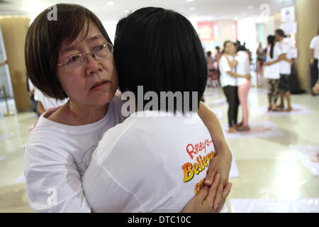 Pattaya, Thailand. 14 Februar 2014. Paare umarmen während eines Wettbewerbs für die 'Welten längste umarmt Marathon"vor Valentines Day. Die "Welten längste umarmt Marathon" am Valentinstag in Pattaya organisiert von Ripleys Believe It or Not. Sechsundzwanzig Paare gemacht die neue Welten längste umarmt Marathon "bei 26 Stunden 26 Minuten 26 Sekunden. Bildnachweis: John Vincent/Alamy Live-Nachrichten Stockfoto