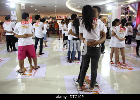 Pattaya, Thailand. 14 Februar 2014. Paare umarmen während eines Wettbewerbs für die 'Welten längste umarmt Marathon"vor Valentines Day. Die "Welten längste umarmt Marathon" am Valentinstag in Pattaya organisiert von Ripleys Believe It or Not. Sechsundzwanzig Paare gemacht die neue Welten längste umarmt Marathon "bei 26 Stunden 26 Minuten 26 Sekunden. Bildnachweis: John Vincent/Alamy Live-Nachrichten Stockfoto