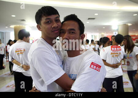 Pattaya, Thailand. 14 Februar 2014. Paare umarmen während eines Wettbewerbs für die 'Welten längste umarmt Marathon"vor Valentines Day. Die "Welten längste umarmt Marathon" am Valentinstag in Pattaya organisiert von Ripleys Believe It or Not. Sechsundzwanzig Paare gemacht die neue Welten längste umarmt Marathon "bei 26 Stunden 26 Minuten 26 Sekunden. Bildnachweis: John Vincent/Alamy Live-Nachrichten Stockfoto