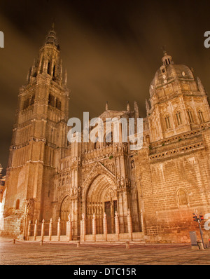 Toledo - Cathedral Primada Santa Maria de Toledo in Dämmerung Stockfoto