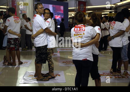 Pattaya, Thailand. 14 Februar 2014. Paare umarmen während eines Wettbewerbs für die 'Welten längste umarmt Marathon"vor Valentines Day. Die "Welten längste umarmt Marathon" am Valentinstag in Pattaya organisiert von Ripleys Believe It or Not. Sechsundzwanzig Paare gemacht die neue Welten längste umarmt Marathon "bei 26 Stunden 26 Minuten 26 Sekunden. Bildnachweis: John Vincent/Alamy Live-Nachrichten Stockfoto