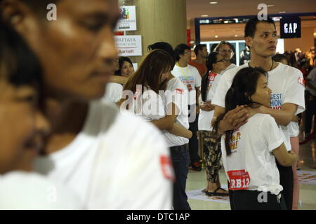 Pattaya, Thailand. 14 Februar 2014. Paare umarmen während eines Wettbewerbs für die 'Welten längste umarmt Marathon"vor Valentines Day. Die "Welten längste umarmt Marathon" am Valentinstag in Pattaya organisiert von Ripleys Believe It or Not. Sechsundzwanzig Paare gemacht die neue Welten längste umarmt Marathon "bei 26 Stunden 26 Minuten 26 Sekunden. Bildnachweis: John Vincent/Alamy Live-Nachrichten Stockfoto