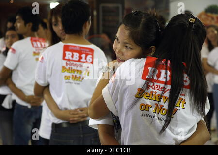 Pattaya, Thailand. 14 Februar 2014. Paare umarmen während eines Wettbewerbs für die 'Welten längste umarmt Marathon"vor Valentines Day. Die "Welten längste umarmt Marathon" am Valentinstag in Pattaya organisiert von Ripleys Believe It or Not. Sechsundzwanzig Paare gemacht die neue Welten längste umarmt Marathon "bei 26 Stunden 26 Minuten 26 Sekunden. Bildnachweis: John Vincent/Alamy Live-Nachrichten Stockfoto