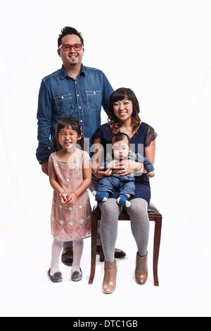 Familienbild der Mitte erwachsenes paar mit Tochter und Baby boy Stockfoto