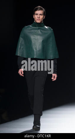 Madrid, Spanien. 14. Februar 2014. Ein Modell stellt eine Kreation von Amaya Arzuaga auf der Madrid Fashionweek Herbst/Winter 2014 in Madrid, Spanien, 14. Februar 2014. Bildnachweis: Xie Haining/Xinhua/Alamy Live-Nachrichten Stockfoto