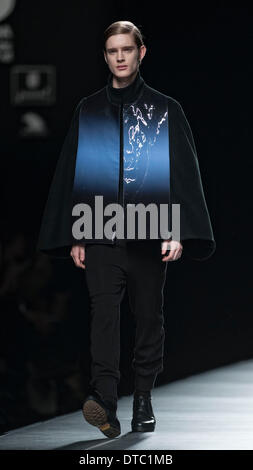 Madrid, Spanien. 14. Februar 2014. Ein Modell stellt eine Kreation von Amaya Arzuaga auf der Madrid Fashionweek Herbst/Winter 2014 in Madrid, Spanien, 14. Februar 2014. Bildnachweis: Xie Haining/Xinhua/Alamy Live-Nachrichten Stockfoto