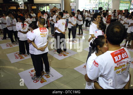 Pattaya, Thailand. 14 Februar 2014. Paare umarmen während eines Wettbewerbs für die 'Welten längste umarmt Marathon"vor Valentines Day. Die "Welten längste umarmt Marathon" am Valentinstag in Pattaya organisiert von Ripleys Believe It or Not. Sechsundzwanzig Paare gemacht die neue Welten längste umarmt Marathon "bei 26 Stunden 26 Minuten 26 Sekunden. Bildnachweis: John Vincent/Alamy Live-Nachrichten Stockfoto