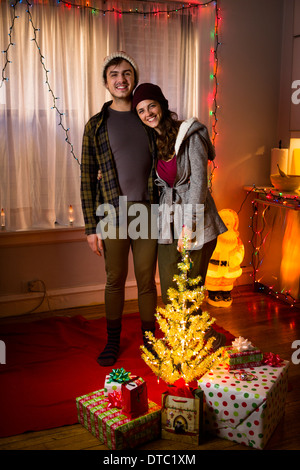 Porträt des jungen Brautpaares zu Weihnachten Stockfoto