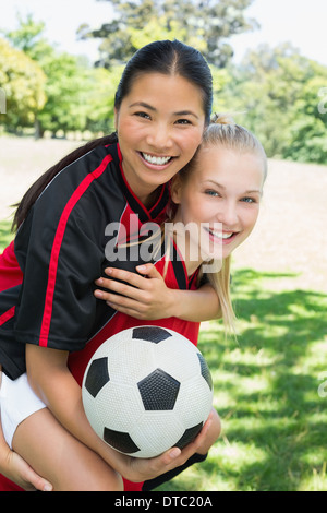 Weibliche Fußball Spieler Huckepack Teamkollege Stockfoto