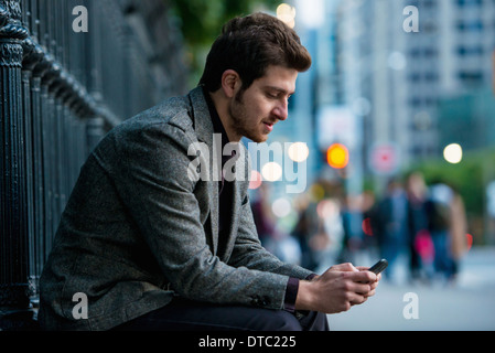 Junger Mann wartet auf Stadtstraße, Toronto, Ontario, Kanada Stockfoto