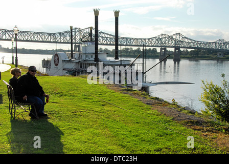 Insel Capri Casinohotel Riverboat am unteren Natchez Stadt am Mississippi mit der Natchez-Vidalia-Brücke auf der Rückseite Stockfoto