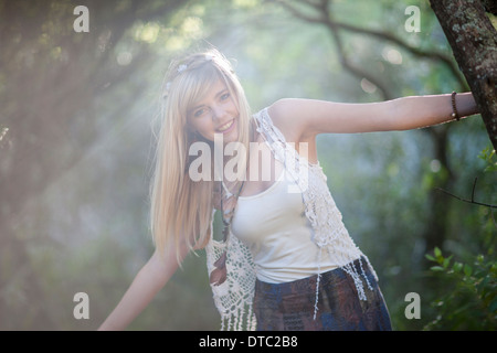 Porträt des Mädchens festhalten Baum im Wald Stockfoto