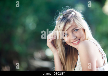 Porträt von Teenager-Mädchen im Wald Stockfoto