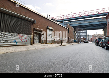 Verlassene gefährlich leeren städtischen Straßenszene mit alten Lagerhallen. Stockfoto