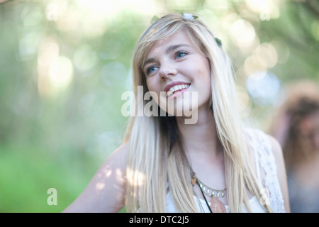 Porträt von Mädchen im Teenageralter Wald genießen Stockfoto