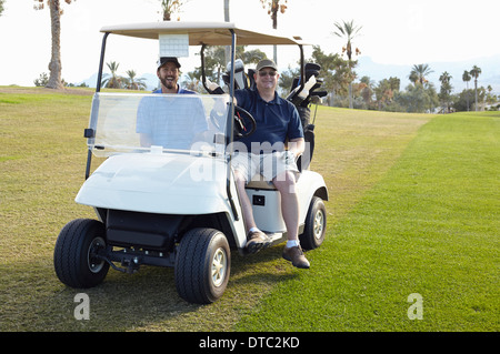 Porträt von zwei männlichen Golfer im Golfbuggy Stockfoto