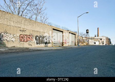 Verlassene gefährlich leeren städtischen Straßenszene mit alten Lagerhallen. Stockfoto