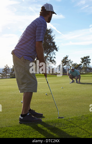 Zwei männliche Golfer Schlange Schuss auf grün Stockfoto