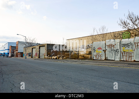 Verlassene gefährlich leeren städtischen Straßenszene mit alten Lagerhallen. Stockfoto