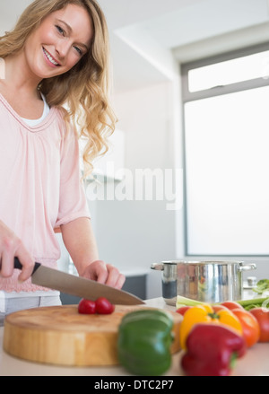 Glückliche Frau Hacken Gemüse an Bord Stockfoto