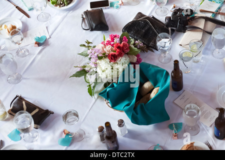 Stillleben mit Hochzeitstafel Empfang mit Getränken und Geldbörsen Stockfoto