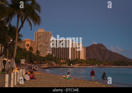Abendlicht über Diamond Head und Waikiki Beach, Honolulu, Oahu, Hawaii Stockfoto