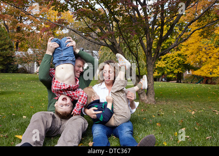Mitte Erwachsenen Eltern und jungen Söhne spielen im Garten Stockfoto