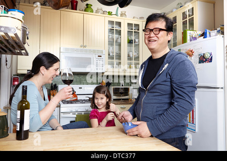 Älteres Paar in Küche mit Tochter Stockfoto