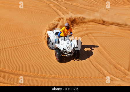 Quad in Dubai Wüste fahren Stockfoto