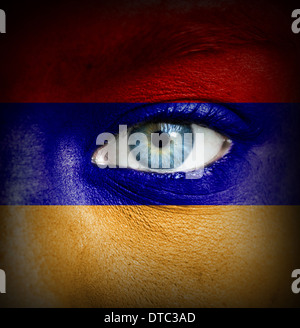 Menschliches Gesicht gemalt mit Flagge von Armenien Stockfoto