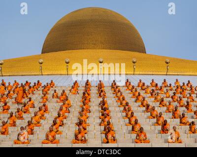 Khlong Luang, Pathum Thani, Thailand. 14. Februar 2014. Buddhistische Mönche sitzen um die Maha Dhammakaya Cetiya während Makha Bucha-Tag am Wat Phra Dhammakaya. Die Ziele der Makha Bucha-Tag sind: nicht für jede Art von Sünden zu begehen, nur gutes zu tun und zu reinigen ein Geist. Es ist ein gesetzlicher Feiertag in Kambodscha, Laos, Myanmar und Thailand. Viele Menschen gehen zum Tempel, um Verdienst ausgerichteten Aktivitäten auf Makha Bucha-Tag durchführen. Wat Phra Dhammakaya ist das Zentrum der Dhammakaya Bewegung, eine buddhistische Sekte, die in den 1970er Jahren gegründet und geleitet von Phra Dhammachayo. Bildnachweis: Jack Kurtz/ZUMAPRESS.com/Alamy Live-Nachrichten Stockfoto