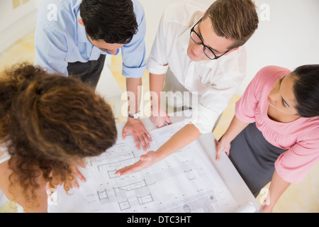 Business-Leute diskutieren über blueprint Stockfoto