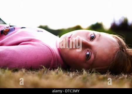 Porträt eines Mädchens auf dem Rasen liegen hautnah Stockfoto