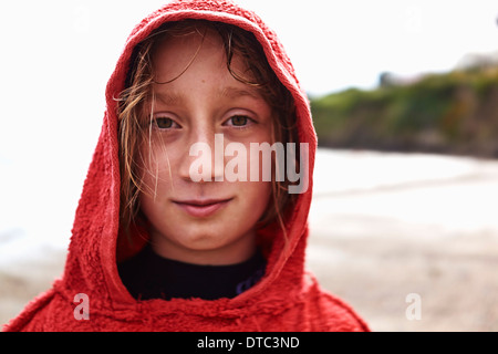Porträt eines Mädchens im roten Kapuzenshirt