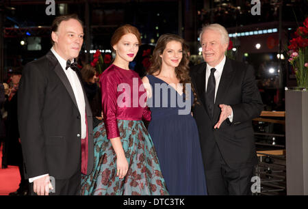 Berlin, Deutschland. 14. Februar 2014. Französischer Regisseur Christophe Gans (L-R), französische Schauspielerin Lea Seydoux, deutsche Schauspielerin Yvonne Catterfeld und französischer Schauspieler André Dussollier darstellen, wie sie für das Screening von ankommen "La Belle et la Bete" ("die schöne und das Biest") auf der 64. Berlinale in Berlin, Deutschland, 14. Februar 2014. Der Film wird im offiziellen Wettbewerb der Berlinale vorgestellt, die bis zum 16. Februar andauert. Foto: Jörg CARSTENSEN/Dpa/Alamy Live News Stockfoto