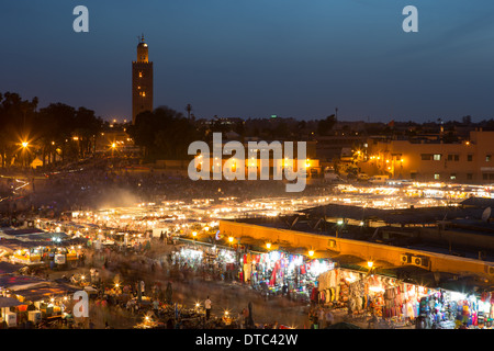 Sonnenuntergang in Djemaa el-Fna, Marrakesch, mit den Imbissständen im Vollbetrieb Stockfoto