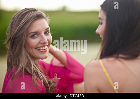 Zwei junge Frauen im riverside Stockfoto
