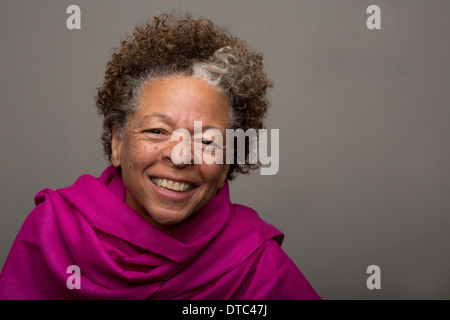 Studioportrait glücklich senior Frau in rosa Schal Stockfoto