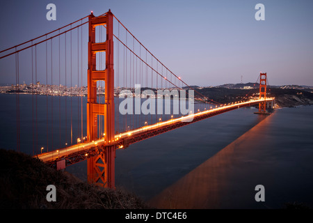 Malerische Aussicht auf die Golden Gate Bridge in der Dämmerung, San Francisco, Kalifornien, USA Stockfoto