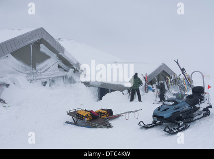 Noch nie dagewesene Mengen von Schnee auf Cairngorm Mountain begraben das Alpenschneehuhn Restaurant-Gebäude Stockfoto