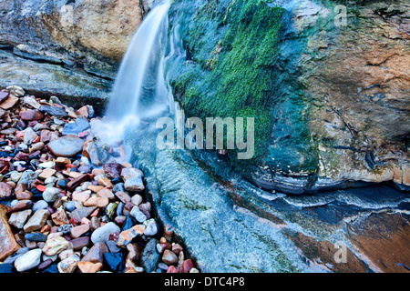 Wasserfall am Strand an der Küste von Fife in der Nähe von St Andrews, Fife, Schottland Stockfoto